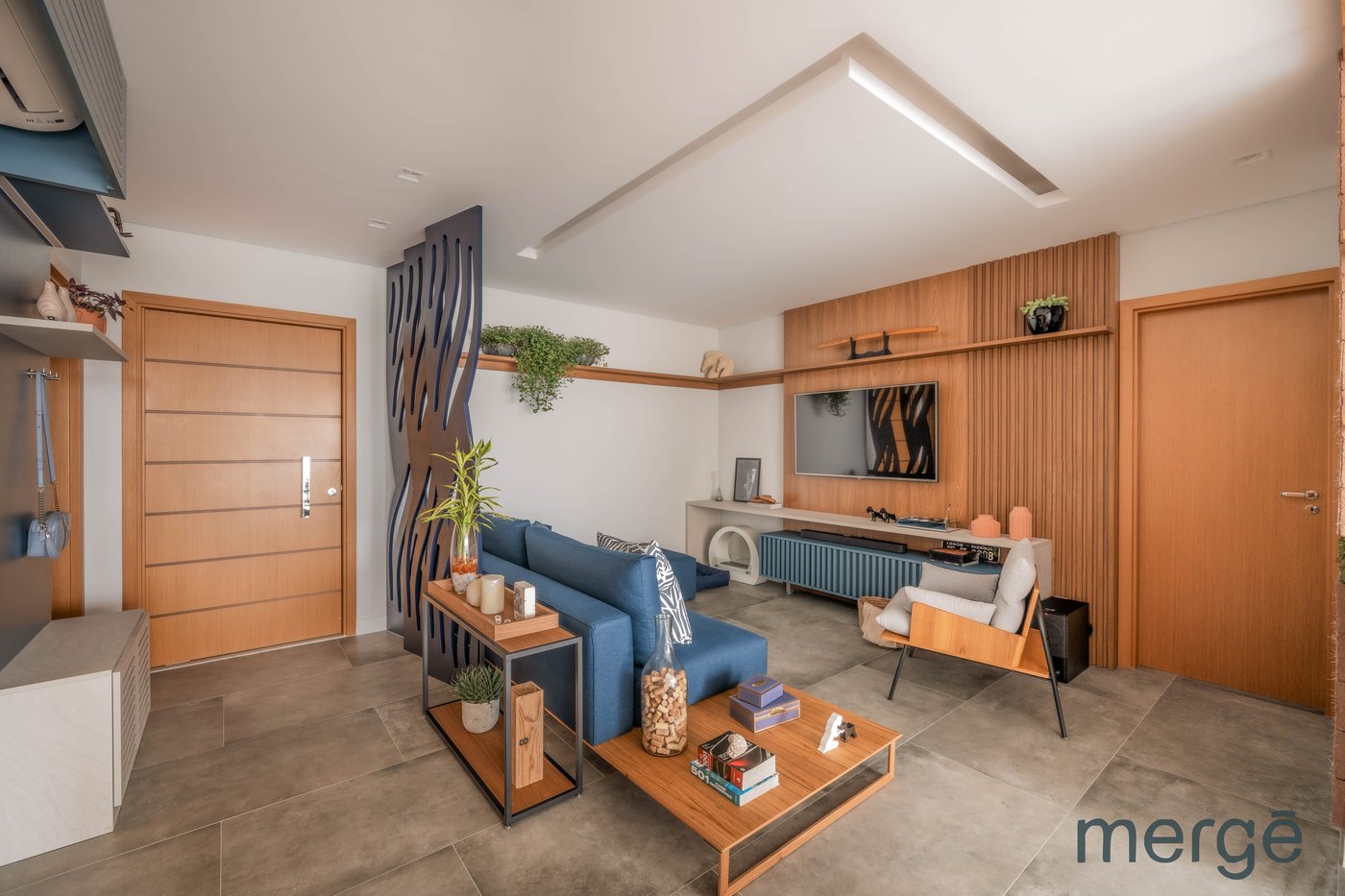 Sala de estar com painel ripado e sofá azul